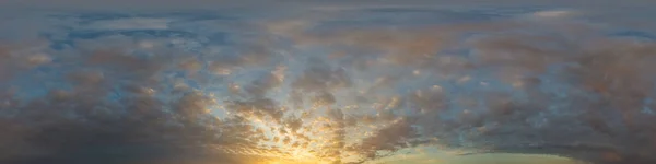 Biru Gelap Matahari Terbenam Langit Panorama Dengan Muda Cumulus Awan — Stok Foto