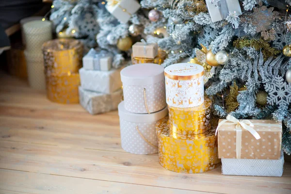 Weihnachtsgeschenke Unter Dem Weihnachtsbaum Neujahr Und Weihnachten Geschenkverpackung Schöne Verpackung — Stockfoto