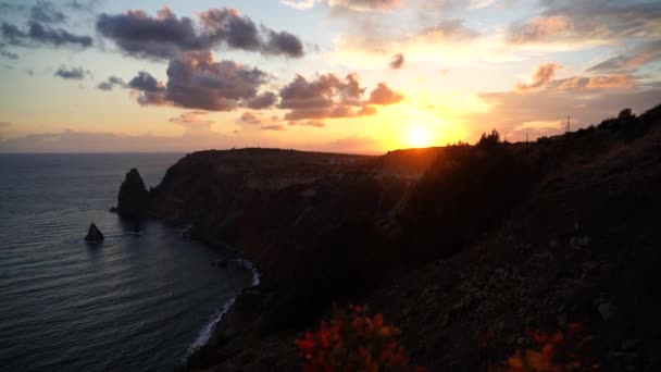 Вид Захід Сонця Через Осіннє Листя Тлі Моря Видатні Скелі — стокове відео