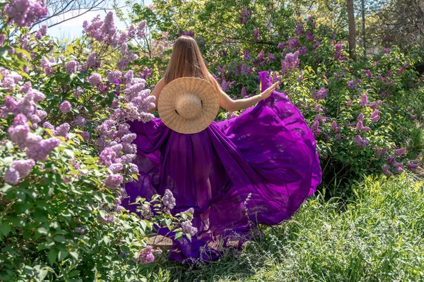 Modelo Moda Flores Lilac Jovem Mulher Vestido Longo Bonito Acenando — Fotografia de Stock