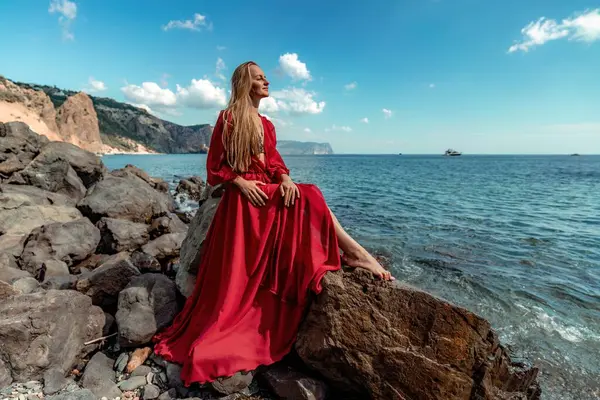 Mulher Mar Vestido Vermelho Uma Loira Com Cabelo Fluindo Vestido Imagens Royalty-Free