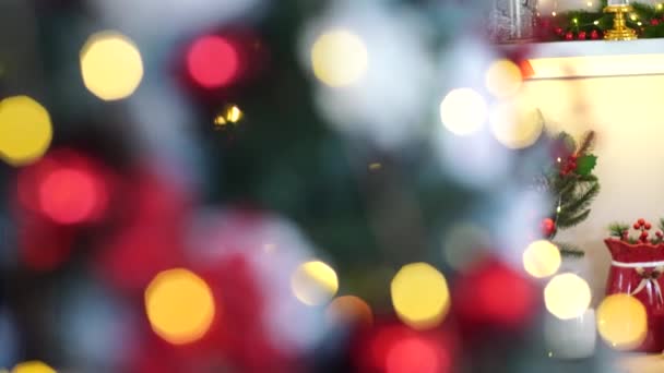 Close Uma Árvore Natal Festivamente Decorada Com Bolas Fundo Fadas — Vídeo de Stock