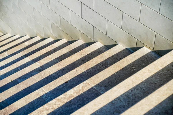 城里的楼梯 阳光灿烂的日子 楼梯上的黑白图案 — 图库照片