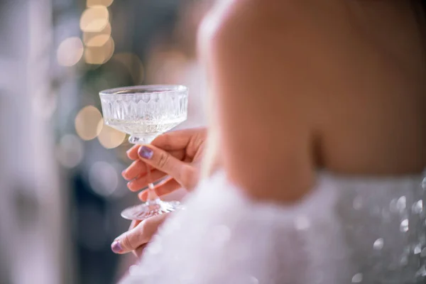 Les Mains Une Femme Tiennent Une Coupe Champagne Sur Fond — Photo