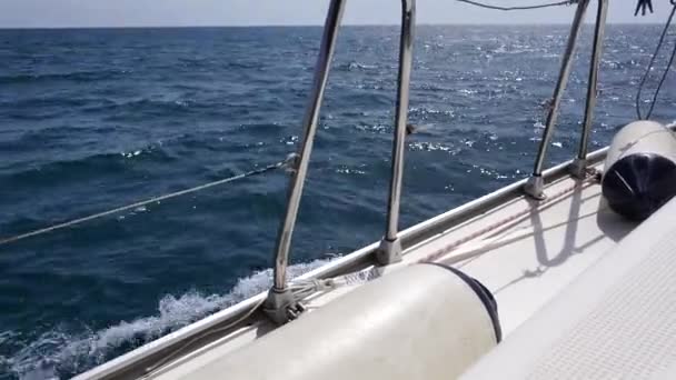 Widok Pokładu Jachtu Dziobie Zbliżenie Widok Boku Zielonym Morzem Falami — Wideo stockowe