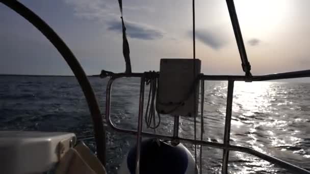 Pohled Paluby Jachty Přídi Zblízka Boční Pohled Zeleným Mořem Vlnami — Stock video