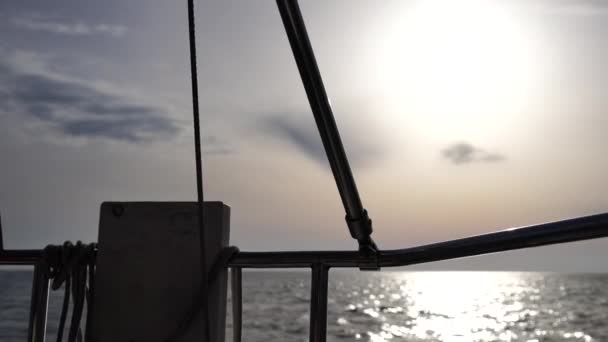 从游艇到海上日落的景色 一边是绿海一边是波浪 生活方式和自由 — 图库视频影像
