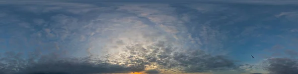 Cielo Blu Scuro Tramonto Panorama Con Nuvole Cumulus Rosa Pano — Foto Stock