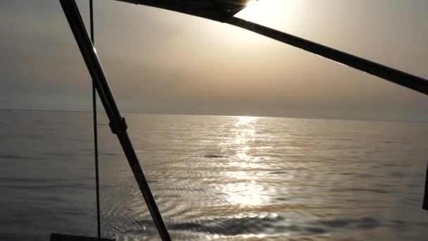 Widok Jachtu Zachodu Słońca Morzu Widok Boku Zielonym Morzem Falami — Wideo stockowe