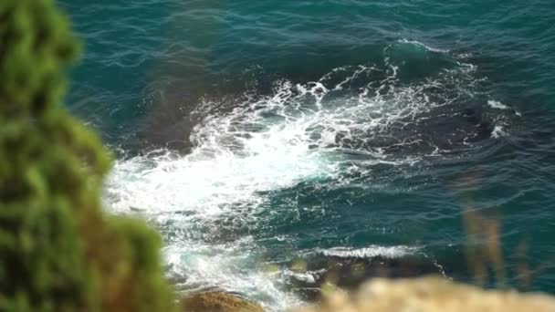 巨浪冲击岩石缓慢运动 — 图库视频影像