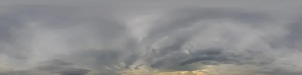 シームレスな球等角形式で低雲と曇りの雨の日に空のパノラマ 3Dグラフィックス ゲーム 空中ドローン360度パノラマスカイドームとして使用するための完全な天頂 — ストック写真