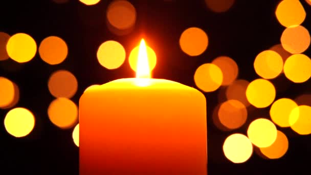 圣诞夜晚 在Bokeh的背景下点燃蜡烛 寒假的概念 在家里庆祝新年 — 图库视频影像
