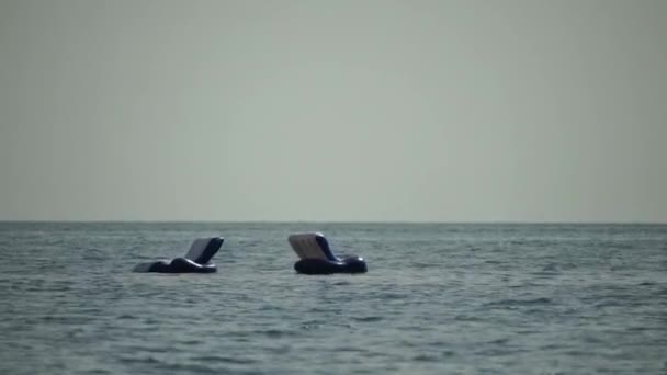 Nadmuchiwane Krzesła Morzu Opalania Odpocznij Morzu Pięknym Widokiem Koncepcja Turystyki — Wideo stockowe