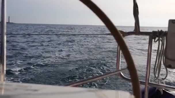 뱃머리에 갑판에서 시야를 측면과 바다와 — 비디오