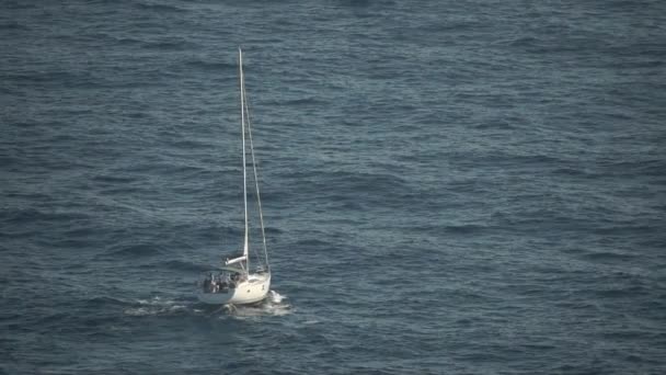 Vista Traseira Iate Branco Navegando Mar Azul Profundo Com Ondas — Vídeo de Stock
