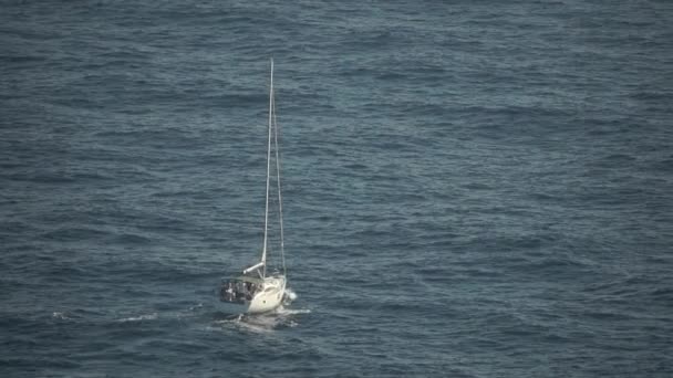 Zadní Pohled Bílou Jachtu Plující Hlubokém Modrém Moři Bílými Vlnami — Stock video