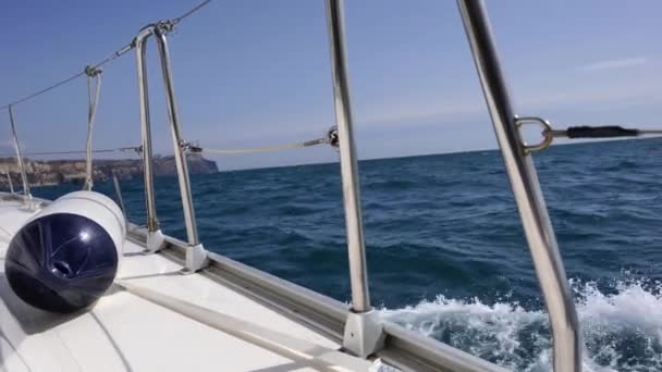 Вид Палубы Яхты Носу Крупным Планом Вид Сбоку Зеленым Морем — стоковое видео