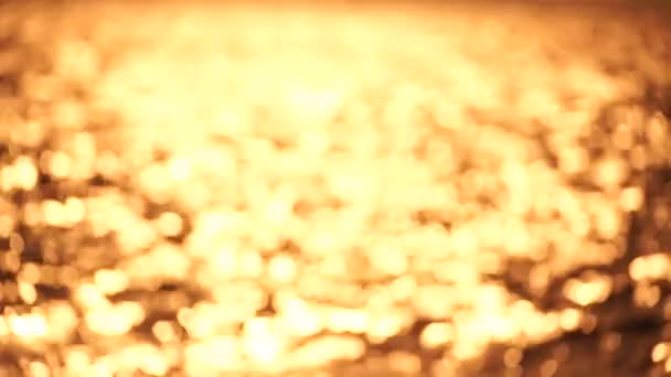 Verschwommenes Goldenes Meer Bei Sonnenuntergang Die Sonne Reflektiert Und Funkelt — Stockvideo