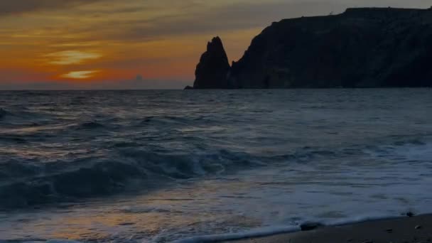 Δραματική Θαλασσογραφία Πάνω Από Την Παραλία Κατά Διάρκεια Του Ηλιοβασιλέματος — Αρχείο Βίντεο