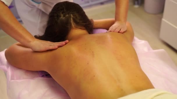 Ung Oigenkännlig Kvinna Får Professionell Ryggmassage Spa Salong Vacker Naken — Stockvideo