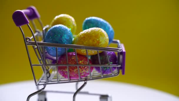 Ευτυχισμένο Πάσχα Φόντο Πασχαλινά Αυγά Πολύχρωμα Στο Καλάθι Αγορών Φωτεινό — Αρχείο Βίντεο