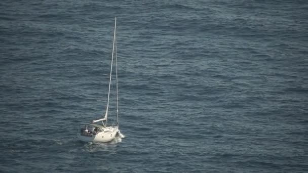 Vista Trasera Yate Blanco Navegando Mar Azul Profundo Con Olas — Vídeos de Stock
