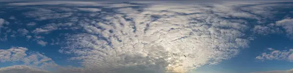 ピンクの積雲と濃い青の夕日の空のパノラマ 球面等角形式のシームレスなHdr360パノ 3D可視化 ゲーム 空中ドローンパノラマの空の交換のための完全な天頂 — ストック写真