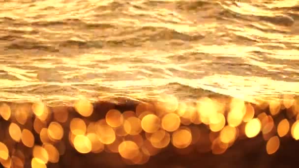 日没のオレンジ色の海 太陽はボケのライトが付いている波に反射し 輝きます フルHdスローモーション動画 抽象的な夏の自然の背景 テキストのスペースをコピーする — ストック動画