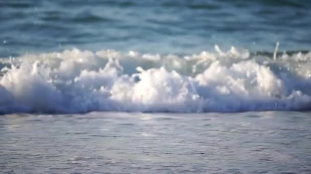 Fale Białego Piankowego Oceanu Piaszczyste Wybrzeże Kinematograficznymi Białymi Falami Morskimi — Wideo stockowe