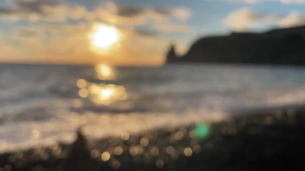 Morskie Fale Zachodu Słońca Pianą Fale Płyną Kamykach Skale Bazaltu — Wideo stockowe