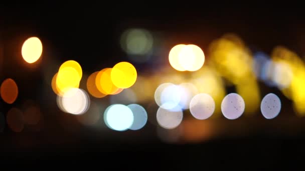 Размытые Автомобильные Огни Bokeh Вечернем Городе Разряженные Фары Уличное Освещение — стоковое видео