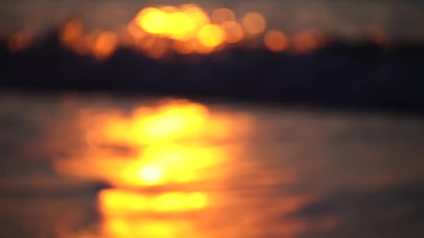 Θολή Χρυσαφένια Θάλασσα Ηλιοβασίλεμα Ήλιος Αντανακλά Και Αστράφτει Στα Κύματα — Αρχείο Βίντεο