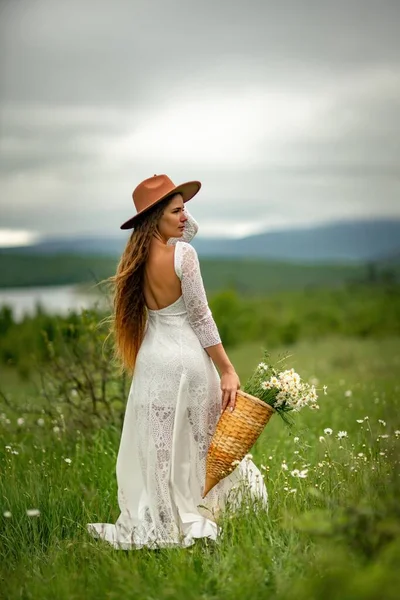 Uma Mulher Meia Idade Vestido Branco Chapéu Marrom Fica Campo — Fotografia de Stock