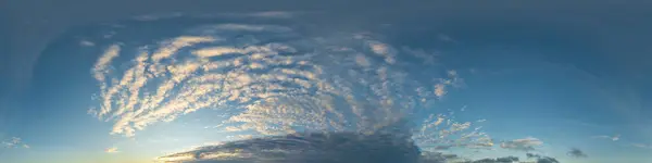 カンクルス雲のダークブルーのトワイライトスカイパノラマ 球形のEquiangularフォーマットのシームレスなHdr 360パノラマ 3D視覚化のための完全な禅またはスカイドーム 空中無人機のパノラマのための取り替え — ストック写真