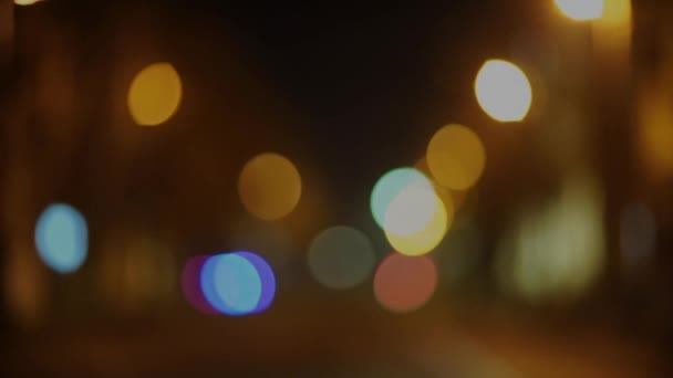 运输的镜头模糊不清 道路两旁城市灯火通明 夜间灯火通明 夜市道路上的交通 美丽的背景 — 图库视频影像