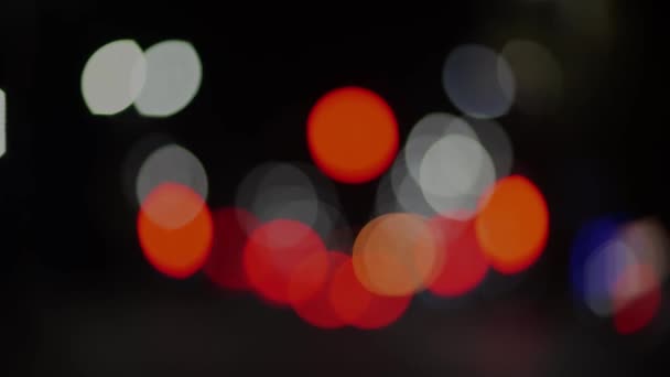 交通機関の破壊された映像 街灯が街灯を灯し 夜間は光が点灯する 夜の街の道の交通 美しい背景 — ストック動画