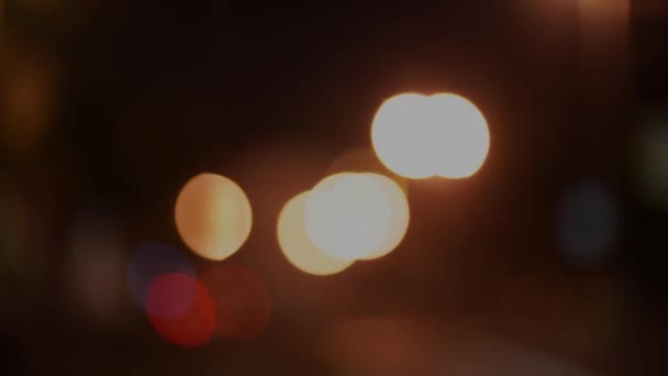 Розмиті Кадри Транспорту Розмивання Міських Вогнів Вздовж Дороги Фокусного Світла — стокове відео