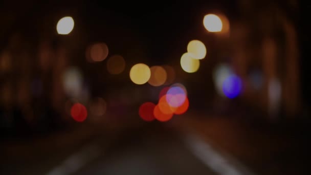 Розмиті Кадри Транспорту Розмивання Міських Вогнів Вздовж Дороги Фокусного Світла — стокове відео