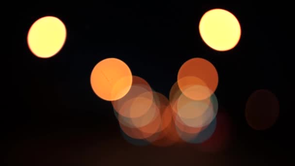 輝かしい夜の街の交通ボケ 夜間の都市交通を遮断した 夜の街道を運転するブレイクライトボケ車のヘッドライト 都市の夜のトラフィックの背景 — ストック動画