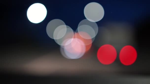 夜色朦胧 城市交通阻塞 夜市交通堵塞 车前灯闪烁不定 驾驶着夜市道 城市夜间交通背景 — 图库视频影像