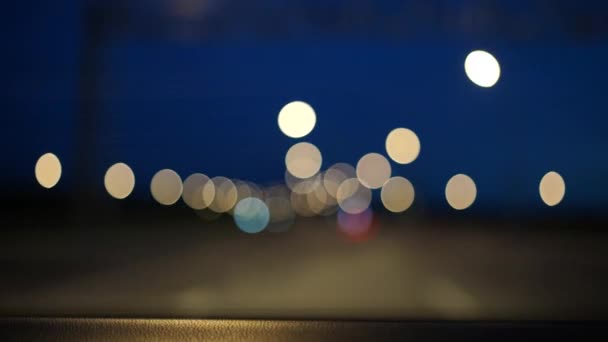 Verschwommenes Licht Abend Stadtverkehr Bokeh Defokussierter Nächtlicher Stadtverkehr Verschwommenes Licht — Stockvideo
