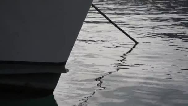 Reflektion Havsytan Vita Båtar Parkerade Hamnen Stranden Fragment Ett Fartyg — Stockvideo