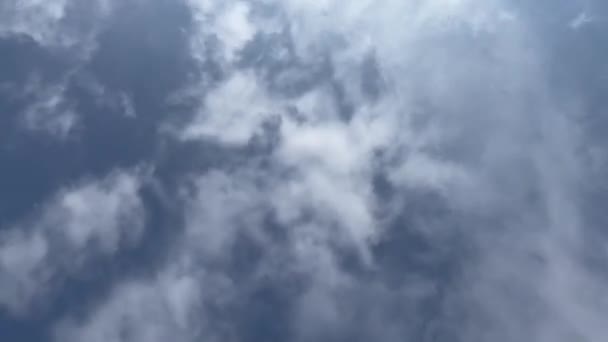 时间飞逝的云彩4K滚滚浮肿积云悠闲的天气戏剧性的美丽氛围背景 — 图库视频影像