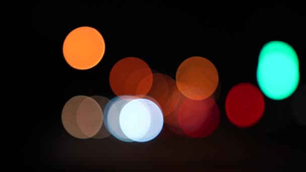 輝かしい夜の街の交通ボケ 夜間の都市交通を遮断した 夜の街道を運転するブレイクライトボケ車のヘッドライト 都市の夜のトラフィックの背景 — ストック動画