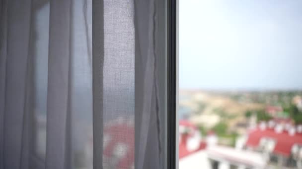커튼이 천천히 바람에 흔들리는 창문을 리조트 아파트 아름다움 — 비디오