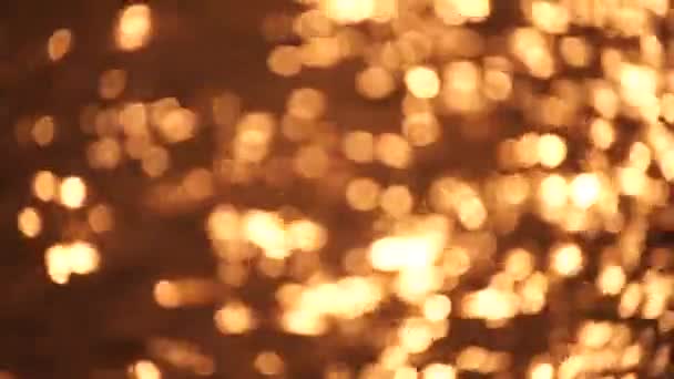 抽象的なブラーレッドビデオスクリーンセーバーボケ金色の海日没 太陽は波に反射して輝く — ストック動画