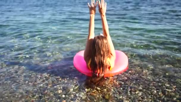 夏休みの幸せな女性は膨脹可能なドーナツのマットレス ピンクの水泳リングに浮きます 夏の旅行休暇 海での休暇 — ストック動画