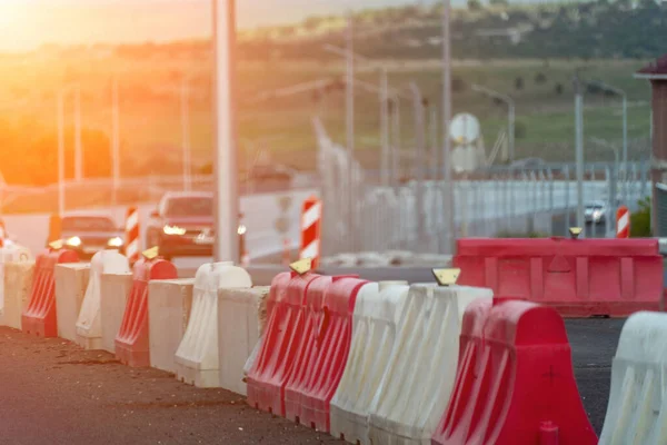 白いプラスチックの安全障壁 目に見える障壁で道路の安全を確保する 道路作業のための効果的な安全対策 ストック画像