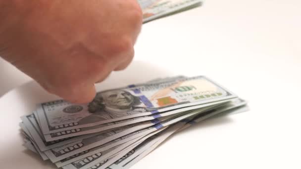 女人的手指 金钱高高地在桌面上 描述财务和会计主题 一个人在白桌子上数着100美元的钞票 — 图库视频影像