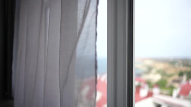 Pencereden Deniz Manzarası Rüzgarda Sallanan Şeffaf Beyaz Perdeler Tatil Köyü — Stok video